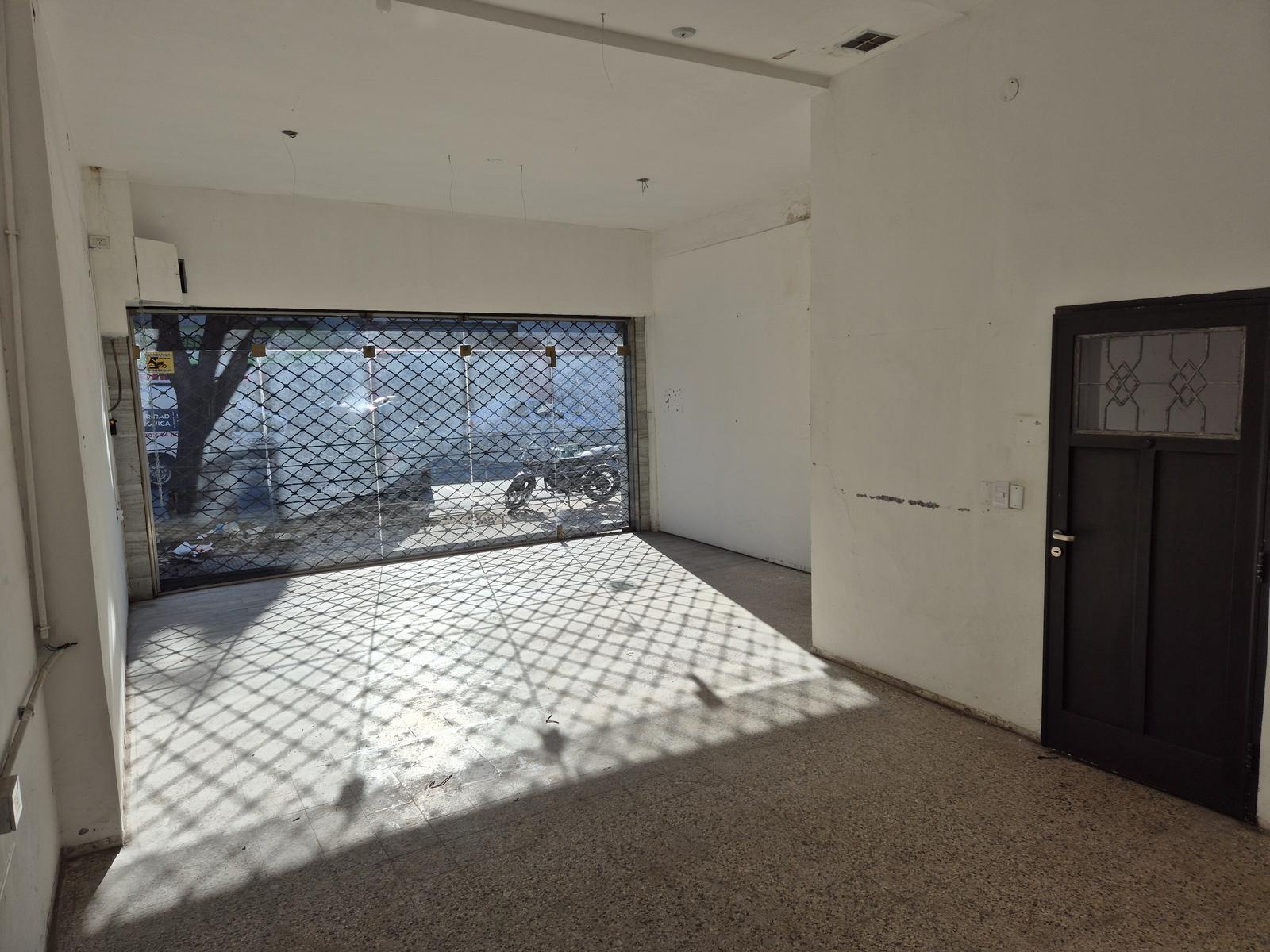 Alquiler Local con Depósito de 300 m2 en zona comercial - Rosario sobre Avenida San Martin — foto 1