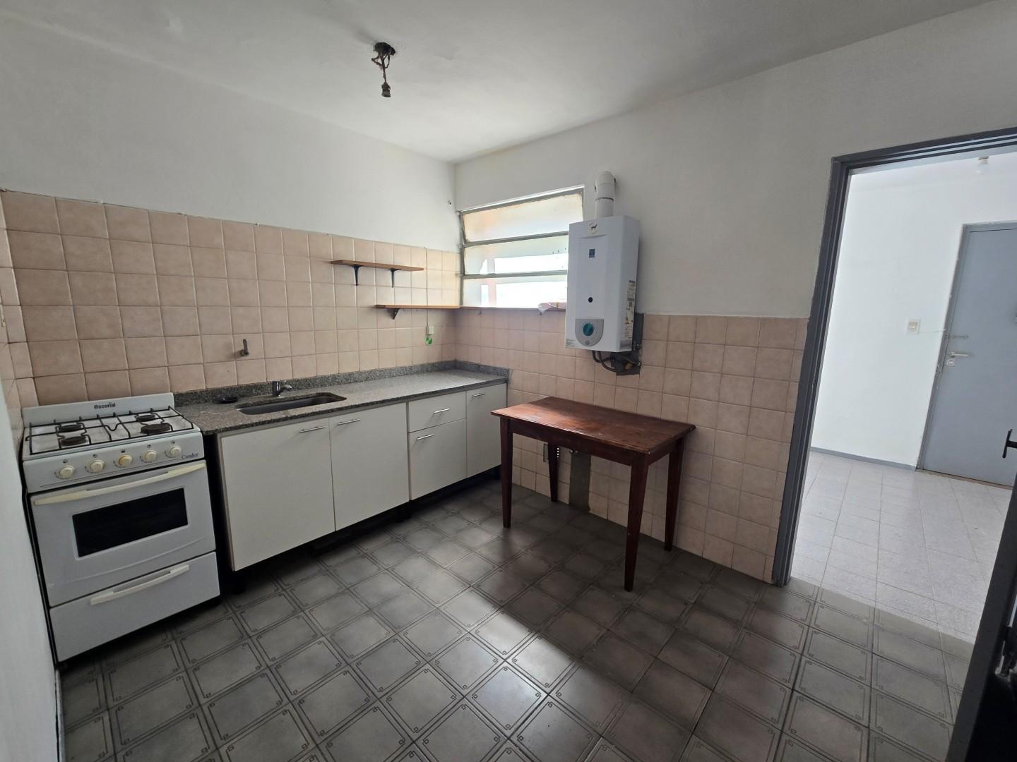 Venta departamento Rosario.  Jujuy y Moreno. Al frente con balcón. Escalera. Oportunidad! — foto 1