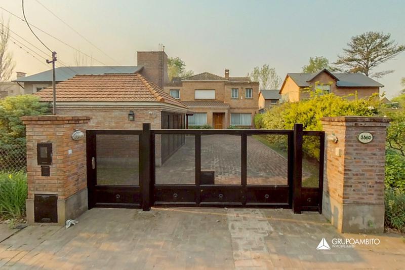 Importante propiedad sobre Bv. Argentino. Amplísimo Jardín y Piscina. — foto 1
