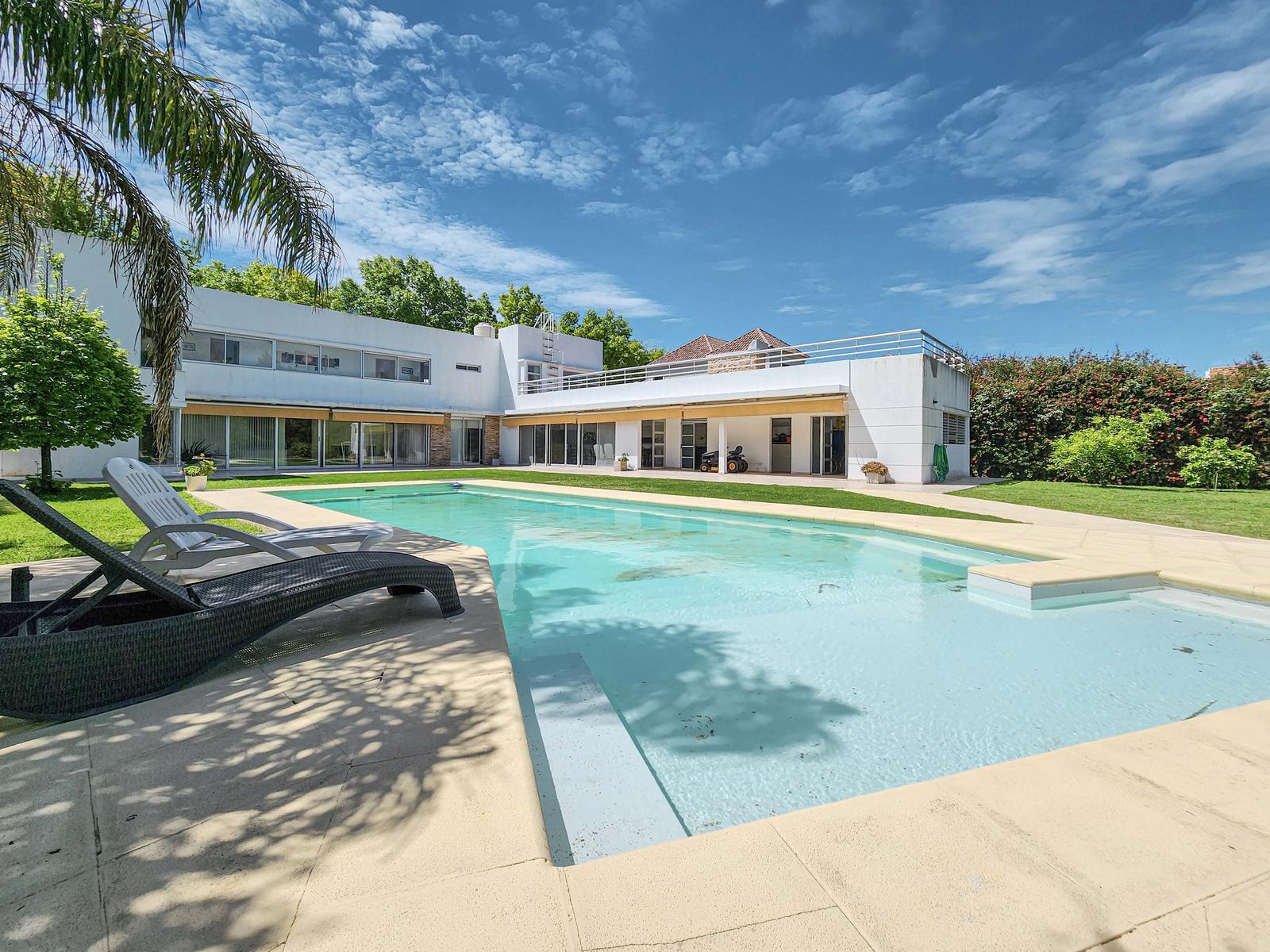 Casa de 5 dormitorios con gran jardín y pileta en Los Alamos — foto 1