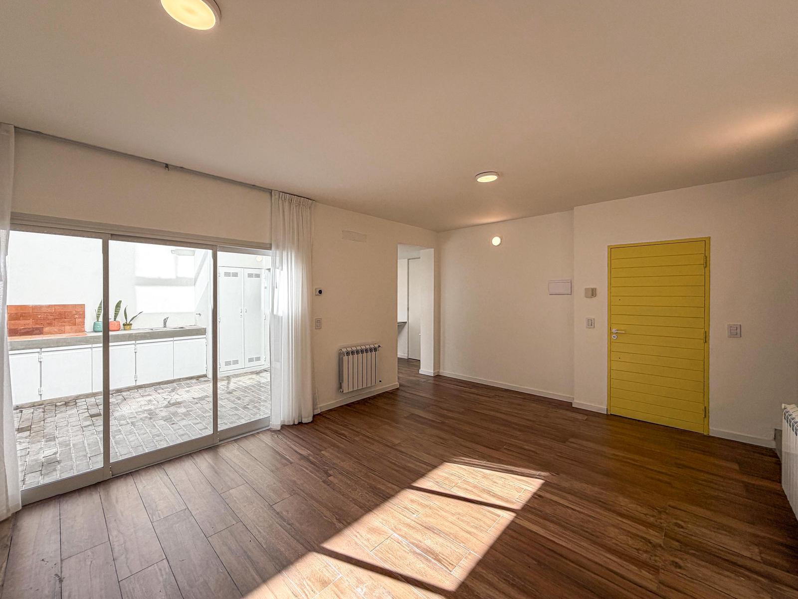 Casa de pasillo de 2 dormitorios con patio y radiadores a estrenar — foto 1