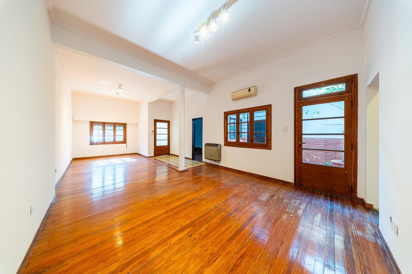 Casa al frente de 3 dormitorios con cochera, patio y terraza con parrillero — foto 1