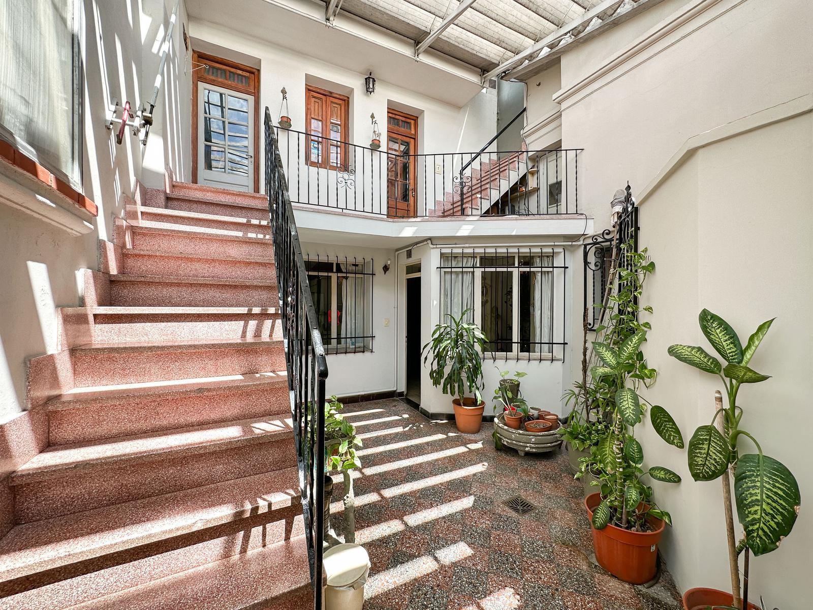 Casona de 4 dormitorios más oficina, 2 cocheras y quincho con terraza — foto 1