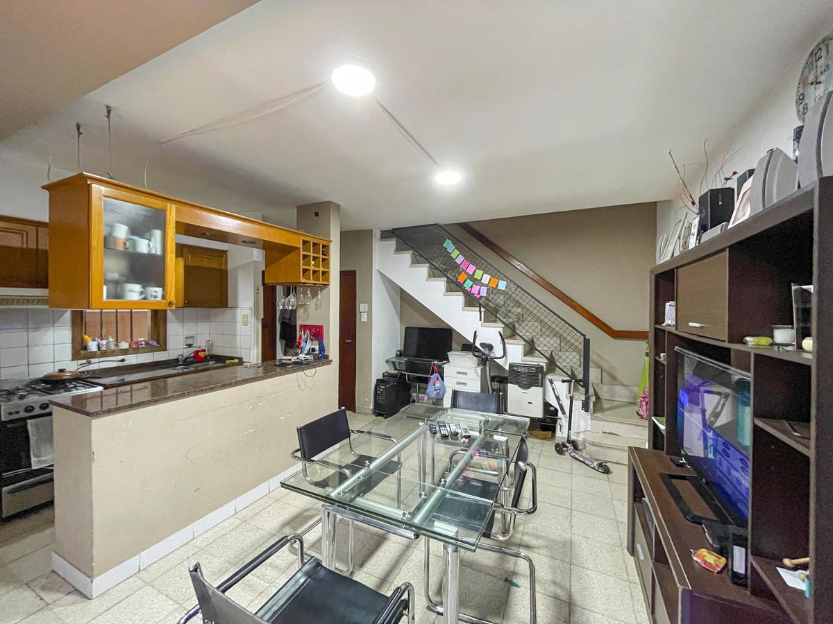 Casa de 2 dormitorios, cocheras y gran jardín — foto 1