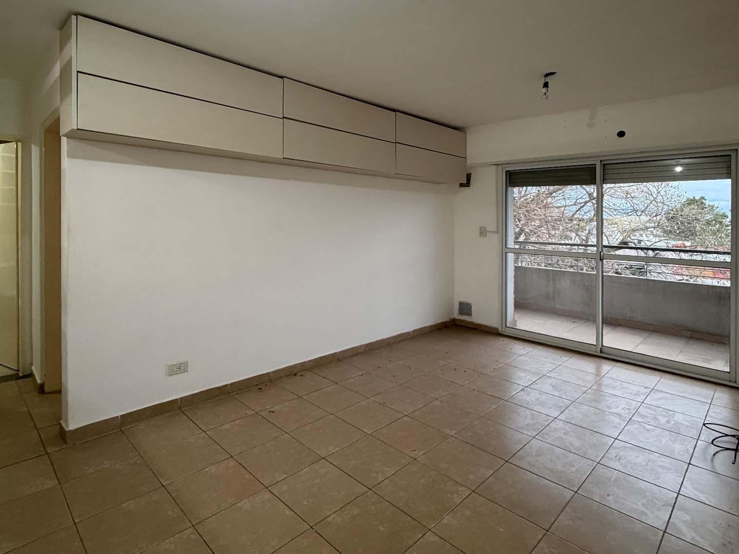Departamento de 1 dormitorio por escalera con balcon al frente — foto 1