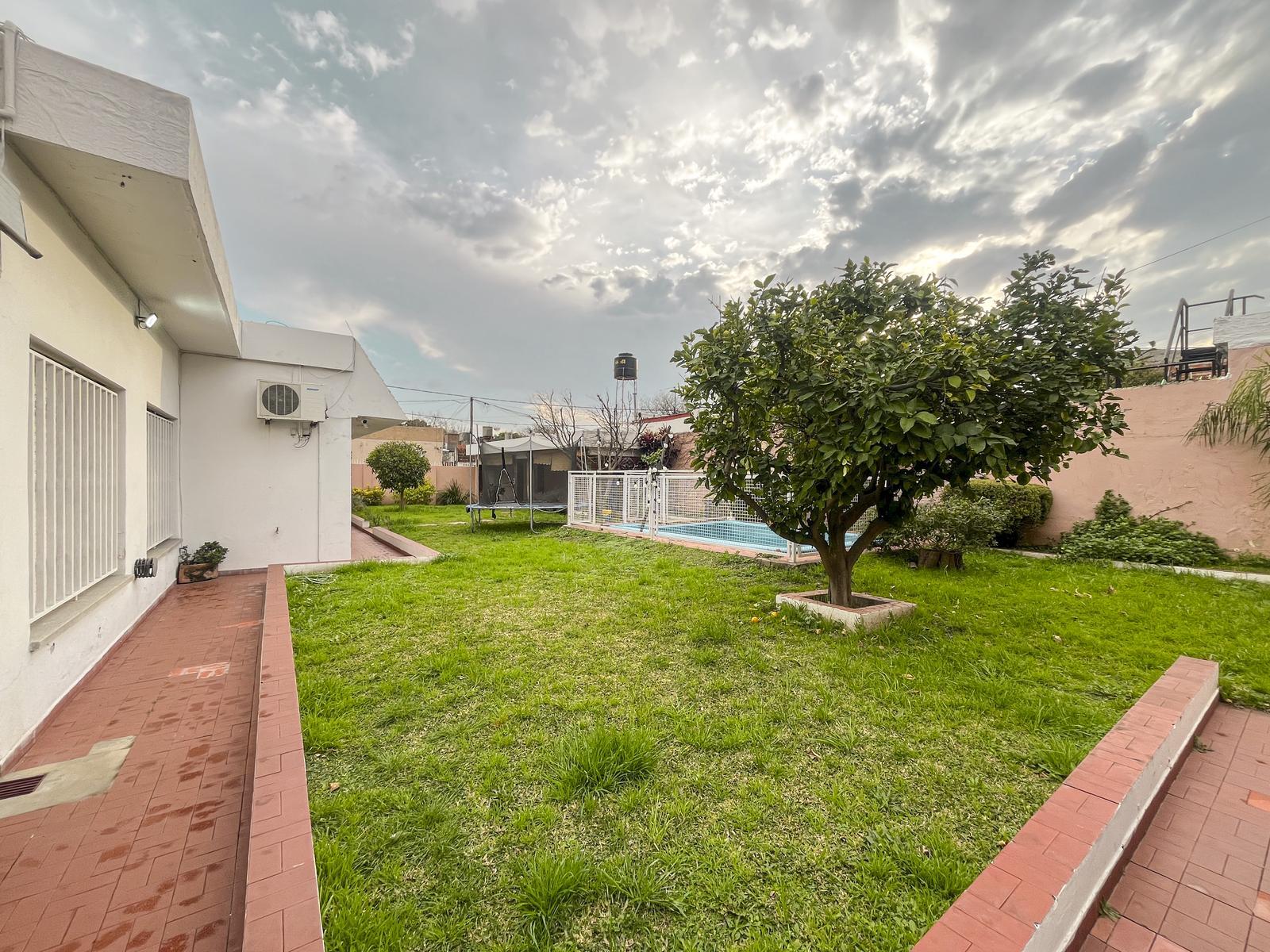 Casa de 3 dormitorios con gran jardín, cochera pasante y pilete en Ludueña — foto 1