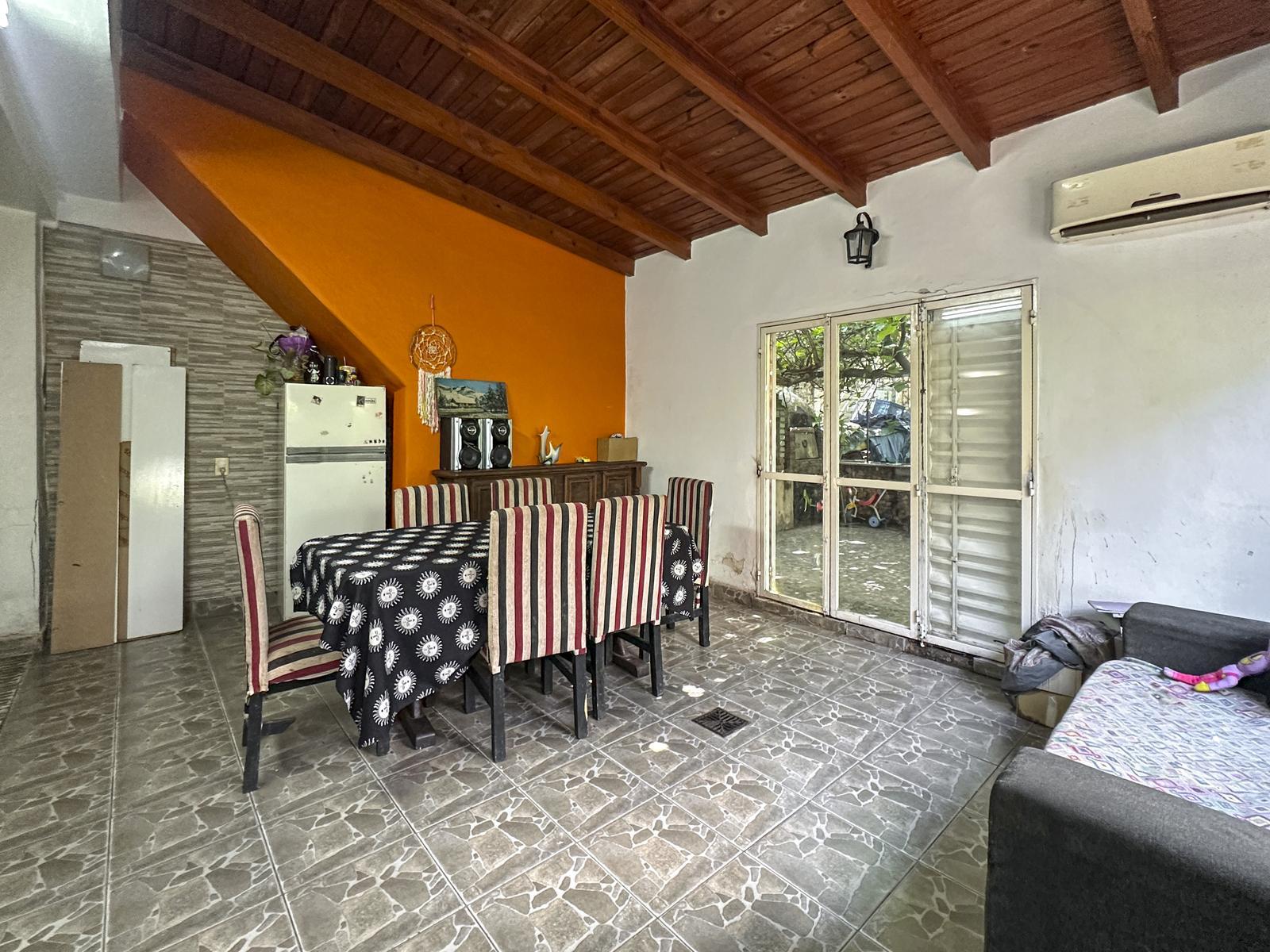 Casa de 2 dormitorios con cocheras y amplio terreno — foto 1