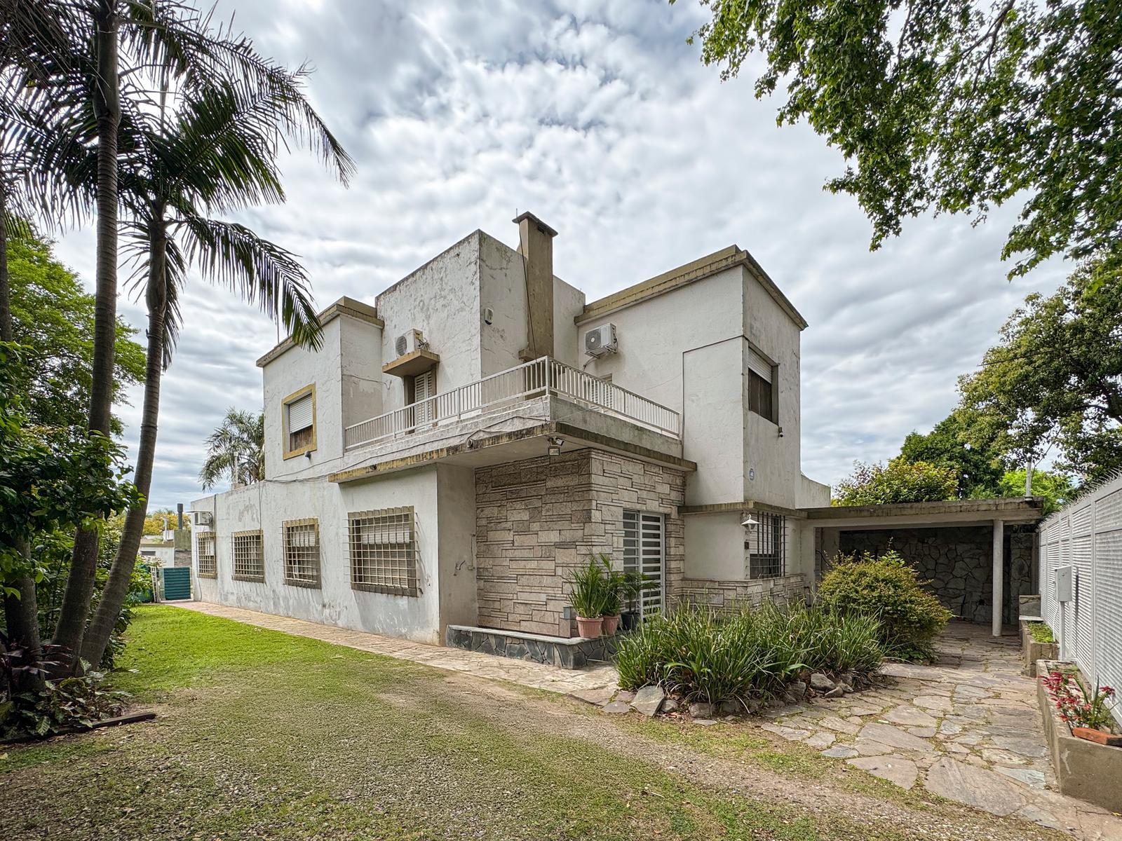Casa de 4 dormitorios, gran jardín, quincho y pileta en Alberdi — foto 1