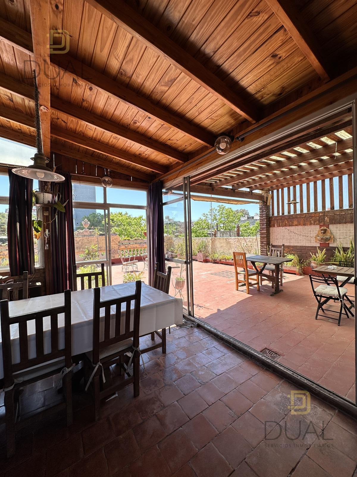VENTA CASA CUATRO DORMITORIOS CON COCHERAS, QUINCHO Y TERRAZA EN BARRIO LA SEXTA — foto 1