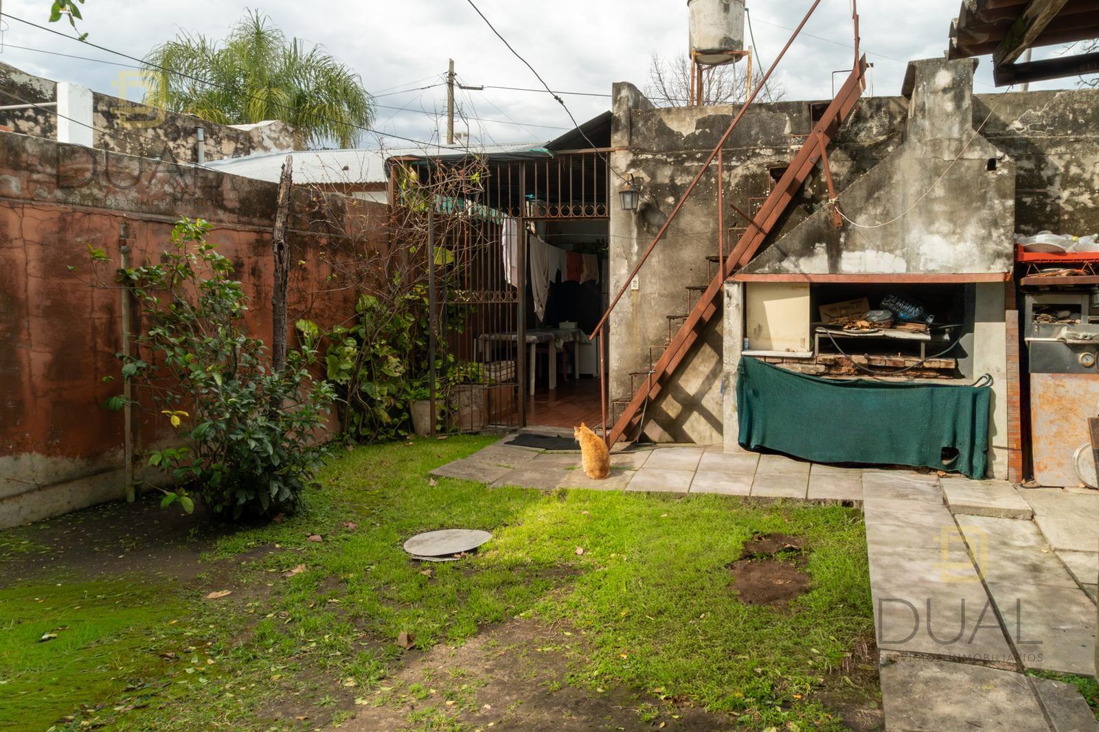 VENTA CASA EN ESQUINA – 2 DORMITORIOS – COCHERA, GALPÓN Y PATIO – APTA CRÉDITO — foto 1