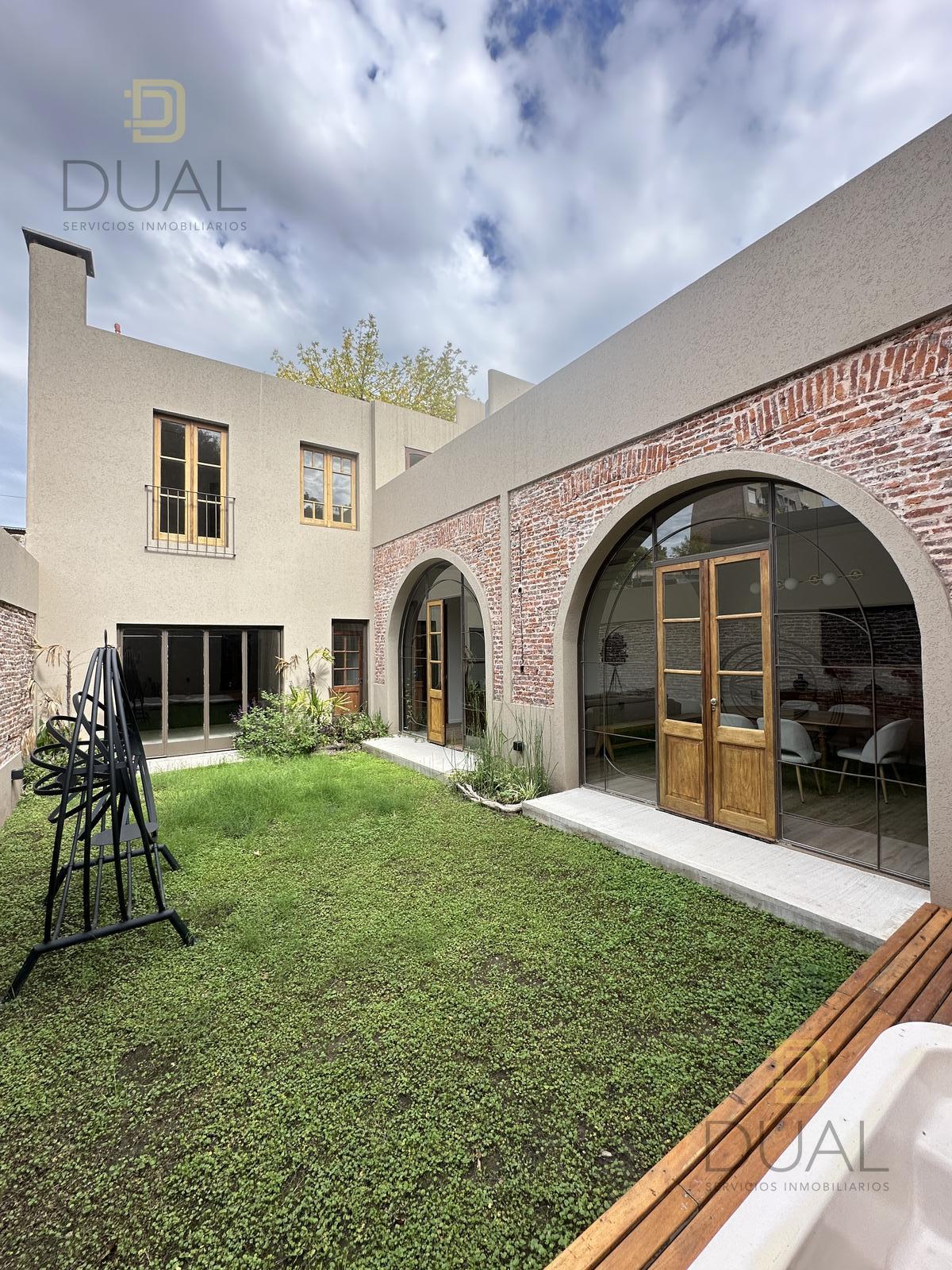 VENTA CASA TRES DORMITORIOS CON JARDIN, PILETA Y COCHERA EN BARRIO LOURDES — foto 1