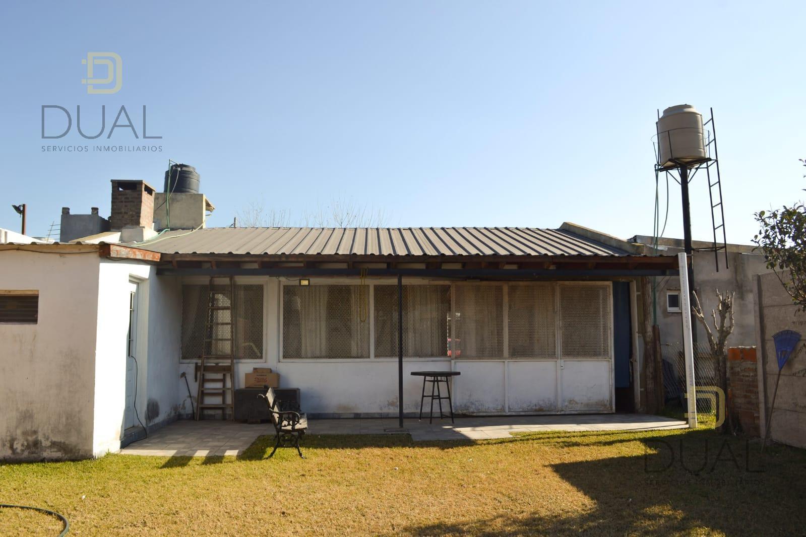 VENTA CASA UN DORMITORIO CON AMPLIO PATIO Y QUINCHO EN ROLDÁN — foto 1