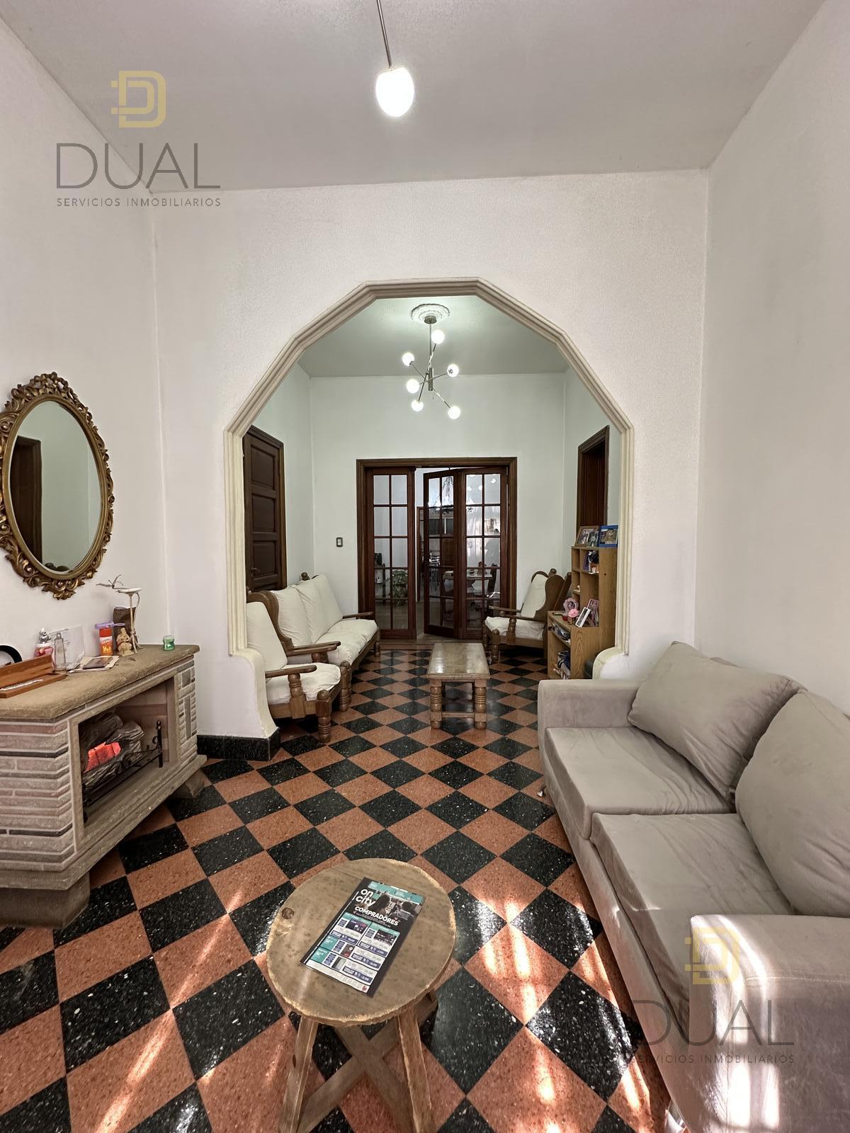 VENTA CASA AL FRENTE DOS DORMITORIOS QUINCHO, PATIO Y COCHERA EN ZONA PICHINCHA — foto 1