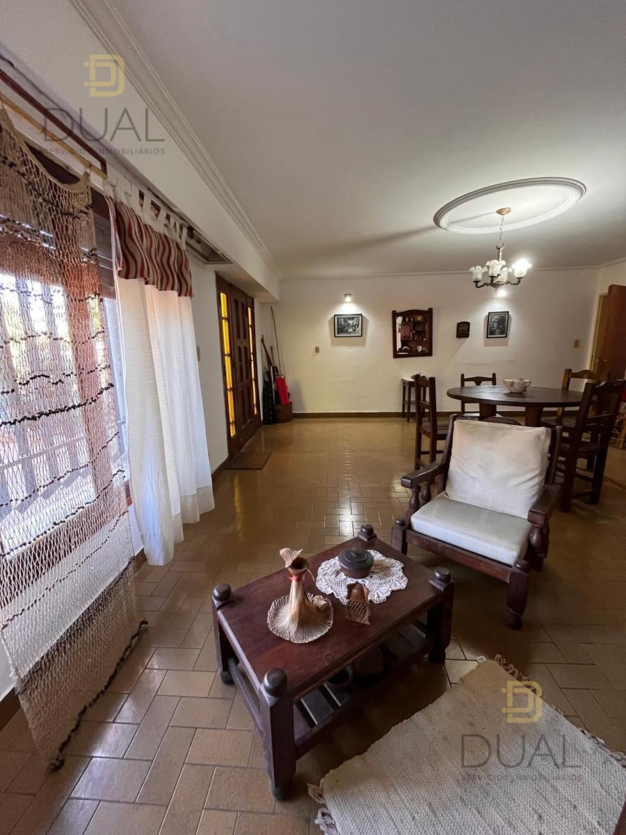 VENTA CASA 4 DORMITORIOS CON COCHERA, PATIO Y TERRAZA – BARRIO ALVEAR  ROSARIO — foto 1