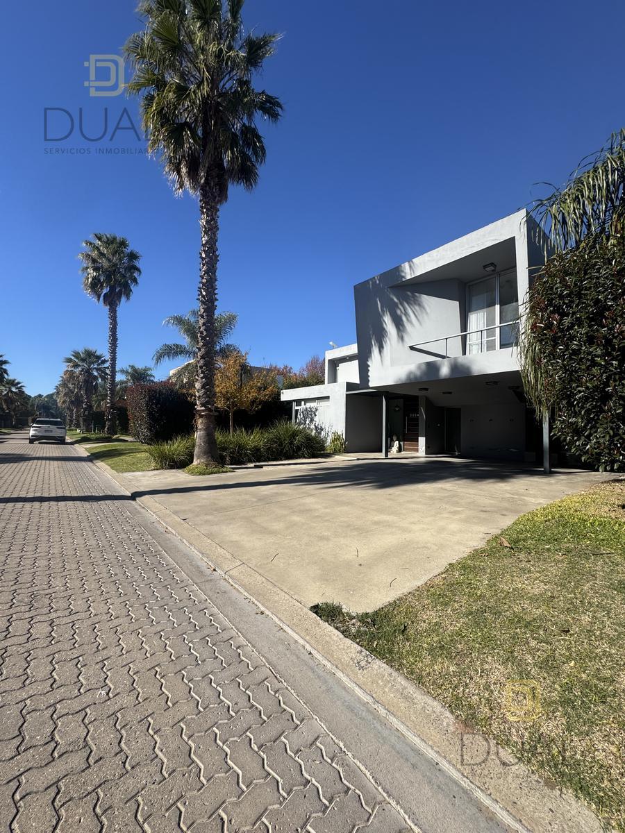 VENTA CASA TRES DORMITORIOS CON PILETA EN MIRAFLORES – FUNES – BARRIO CERRADO — foto 1