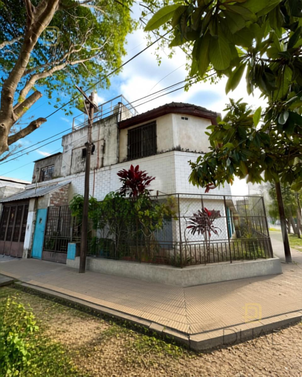 VENTA CASA 4 DORMITORIOS CON COCHERA Y PARRILLERO – ZONA URIBURU — foto 1