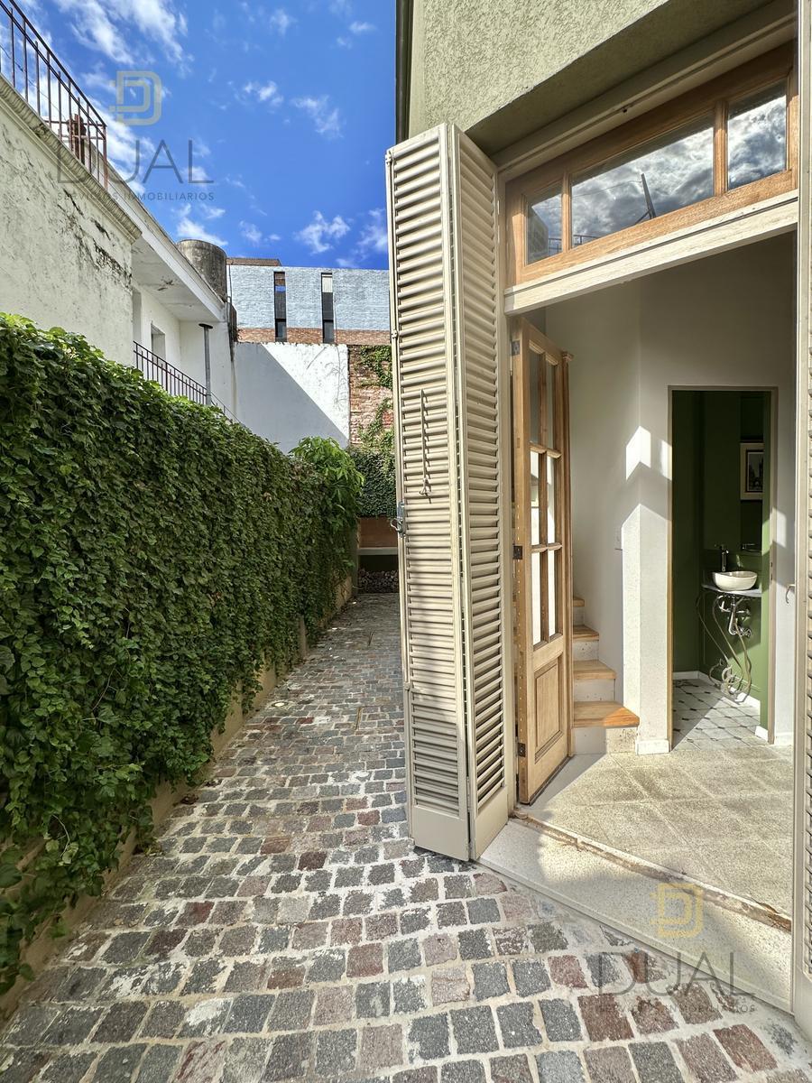 VENTA CASA RECICLADA TRES DORMITORIOS CON PATIO PARRILLERO PILETA COCHERA EN ZONA PICHINCHA — foto 1