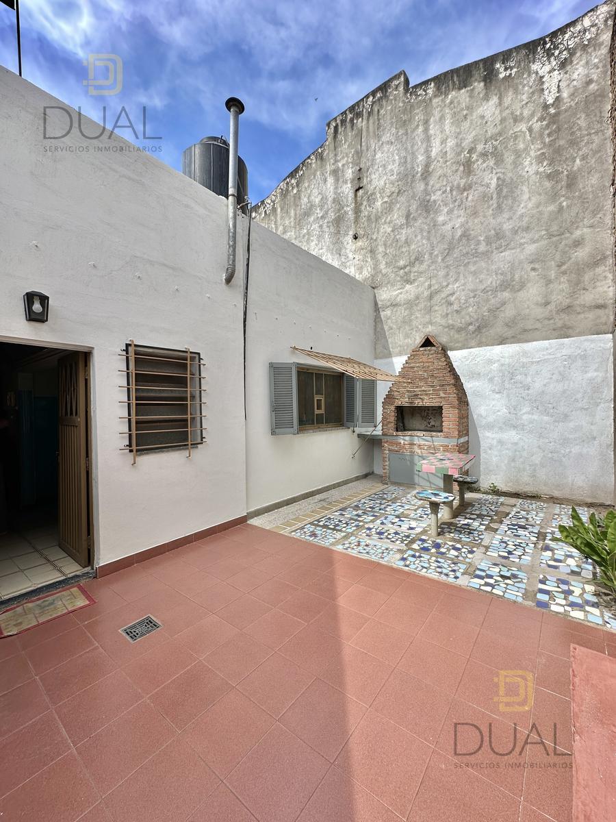 CASA DE PASILLO ÚNICA – 2 DORMITORIOS – PATIO CON PARRILLERO Y TERRAZA – APTO CRÉDITO — foto 1