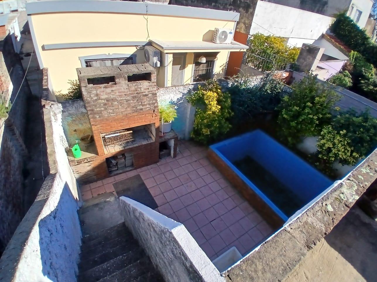 Alquiler casa de 2 plantas 4 dormitorios con pileta patio — foto 1