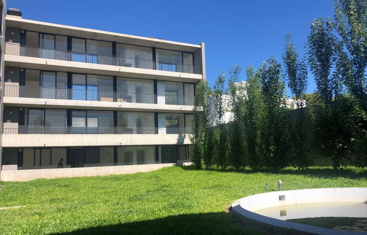 VENTA ALQUILADO Monoambiente Planta Baja con Patio Pileta Barrio Refinería — foto 1