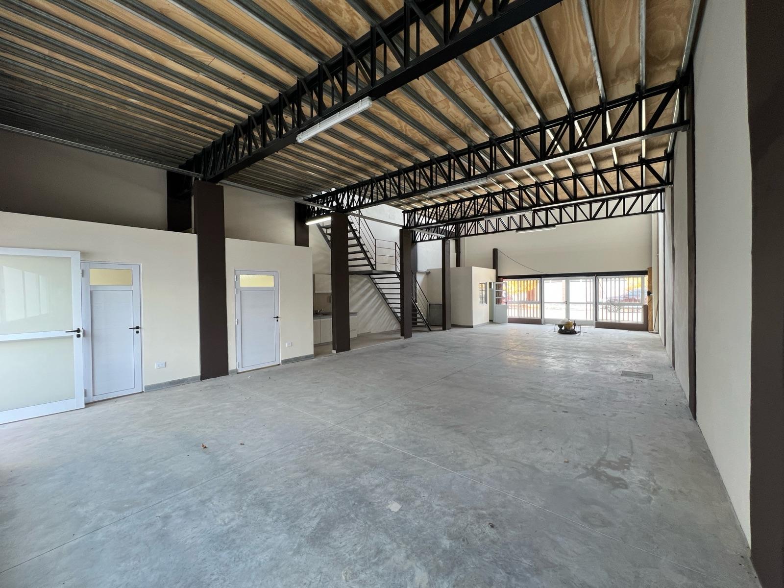 Galpón Premium a Estrenar con Showroom y Oficinas — foto 1